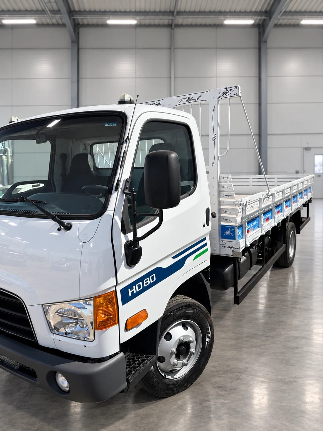 Caminhão Hyundai HD80 com carroceria em vista frontal e lateral