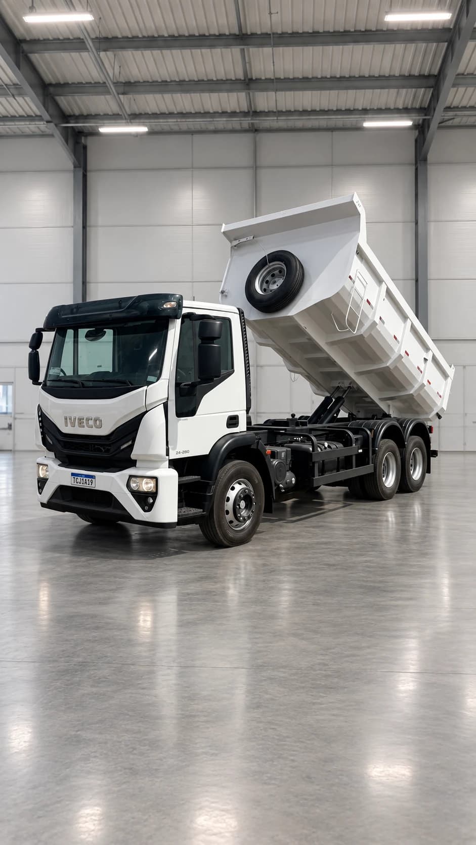 Caminhão IVECO com caçamba basculante elevada